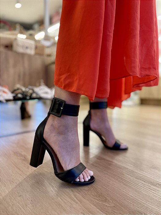 Sandália Max Fivela Salto Bloco Preta Bianca