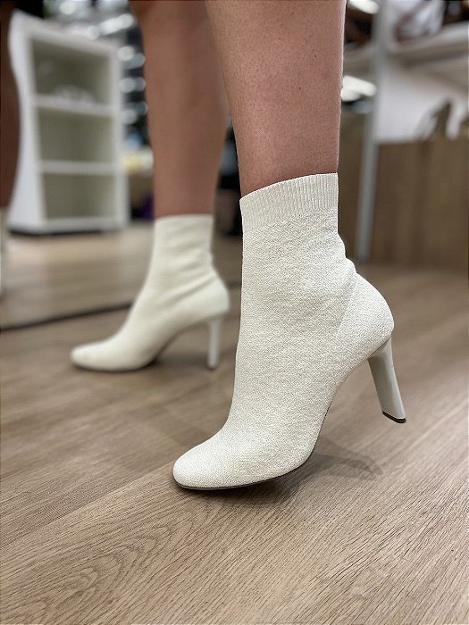 Bota Meia Salto Retangular Off White Priscila