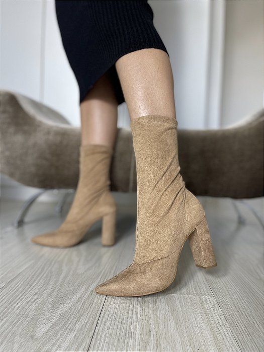 Bota Salto Bloco Bico Fino Suede Bege Adri