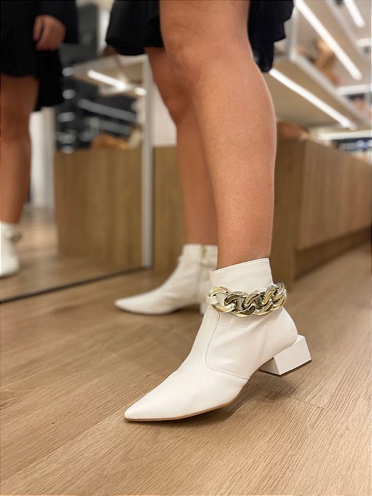 Bota Branca Corrente Dourada Salto Baixo Vera