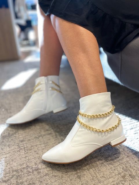 Bota Branca Salto Baixo Detalhe Corrente Antonela