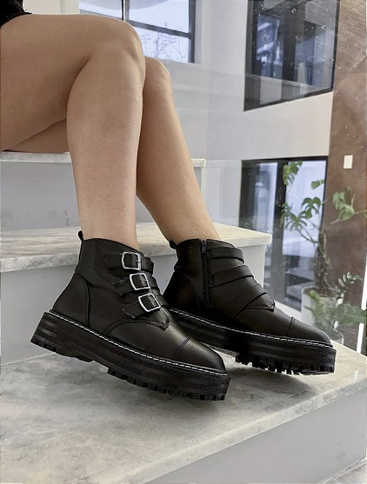 Bota Coturno Preto Tratorado Detalhe De Fivela Adele