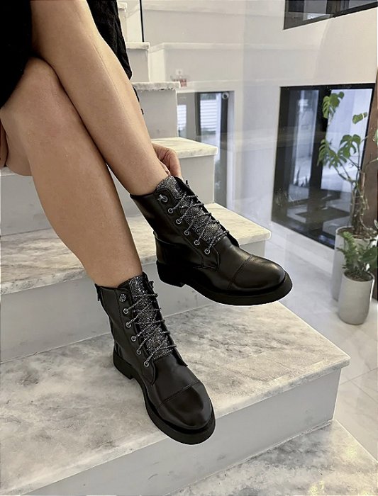 Bota Coturno Preto Detalhes De Strass Michele
