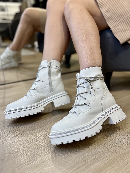 Coturno Off White Tratorado Cadarço De Strass Aline