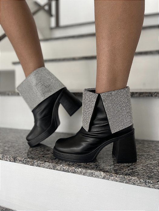 Bota Meia Pata Com Detalhe Em Strass Muriel
