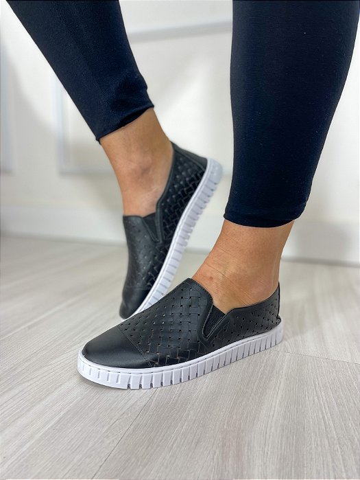Tênis Slip On Preto Detalhe Vazado Elen