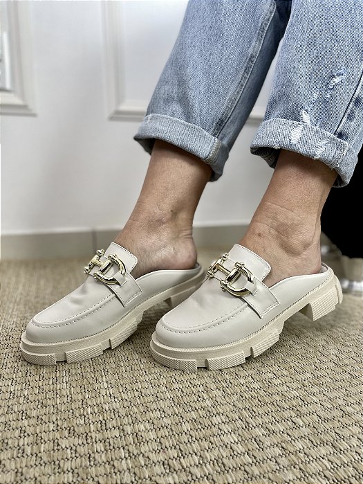 Mule Tratorado Off White Com Fivela Dourada Lola