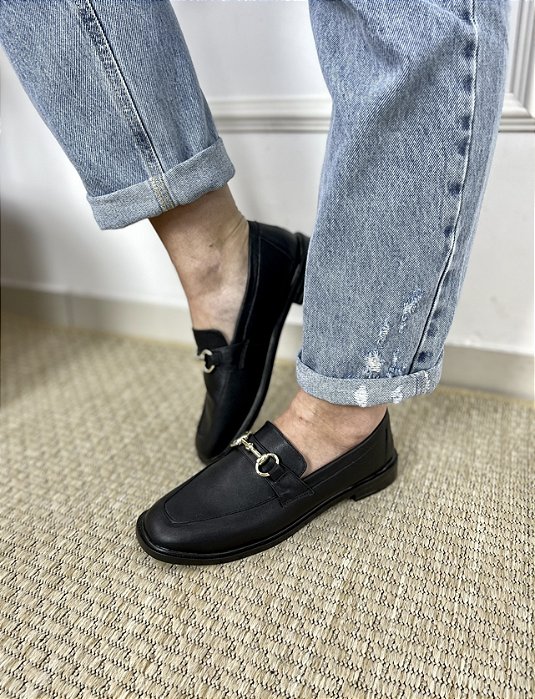 Mocassim Preto Solado Baixo Com Fivela Leandra