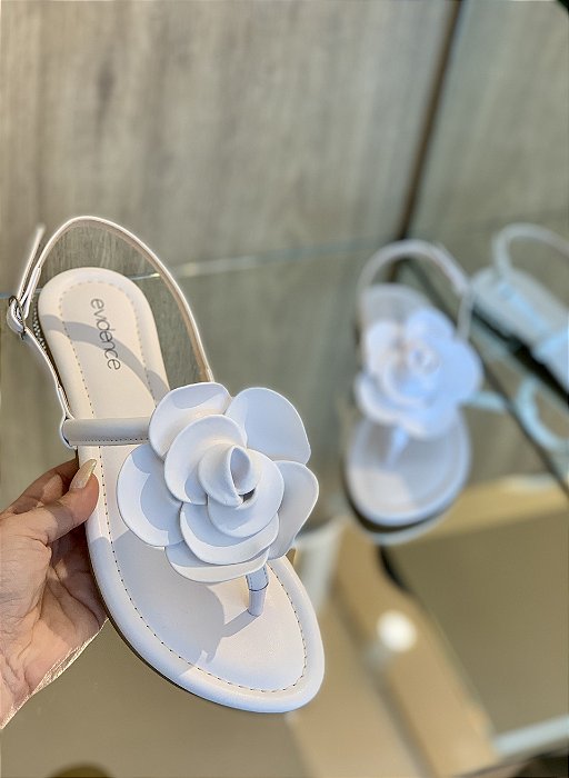 Sandália Rasteira Branca Detalhe Flor Safira