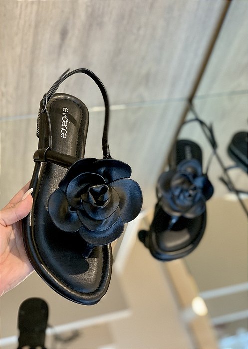 Sandália Rasteira Preta Detalhe Flor Safira