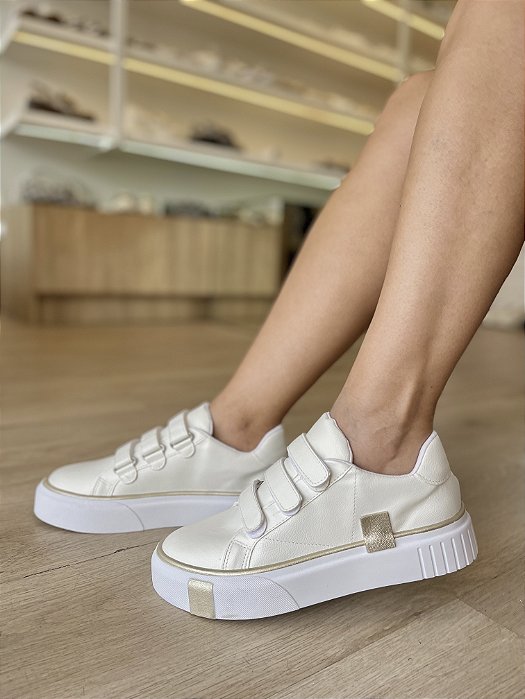 Tênis Branco Com Detalhe Dourado Isa