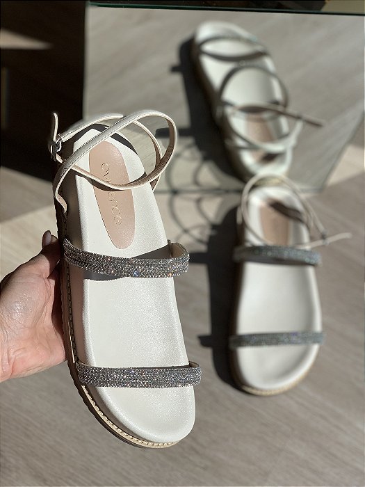 Sandália Papete Off White Com Tiras de Brilho Thau