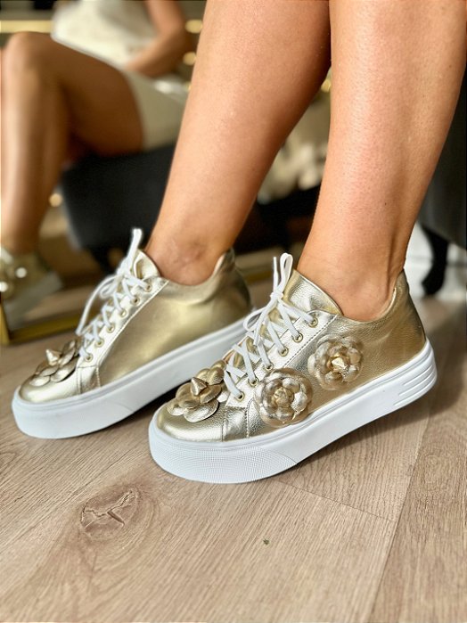Tênis Casual Dourado Detalhe Flor Viviane