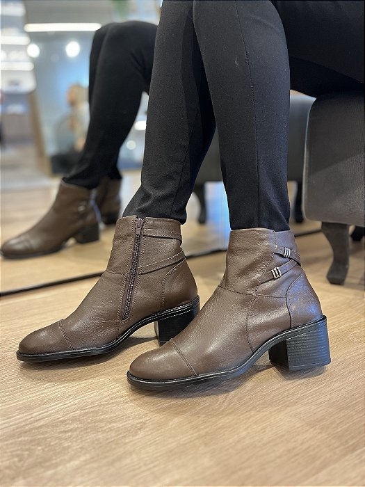 Bota Couro Marrom Detalhe Metal Taisa