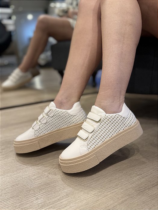 Tênis Bege Com Detalhe Isa