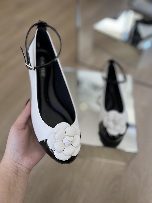 Sapatilha Off White/Preto Detalhe de Flor Ayla