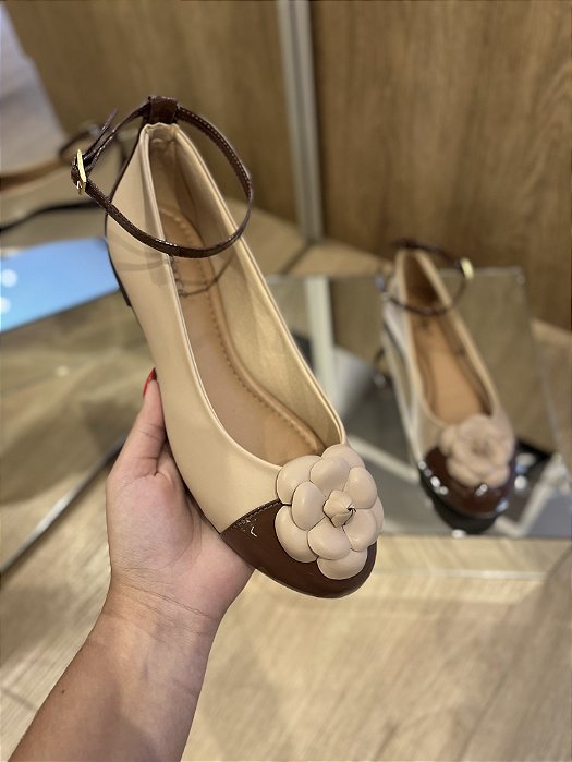 Sapatilha Bege/Marrom Detalhe de Flor Ayla