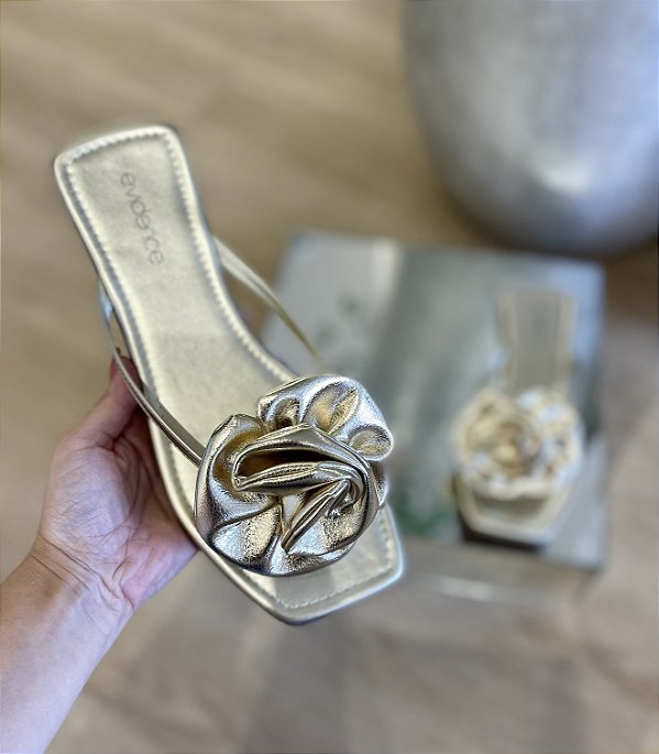 Flat Dourada Detalhe de Flor Clara