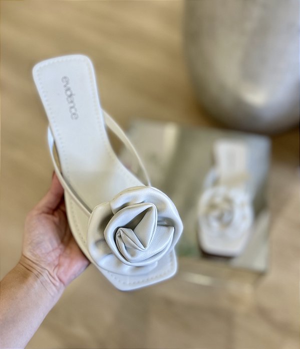 Flat Off White Detalhe de Flor Clara