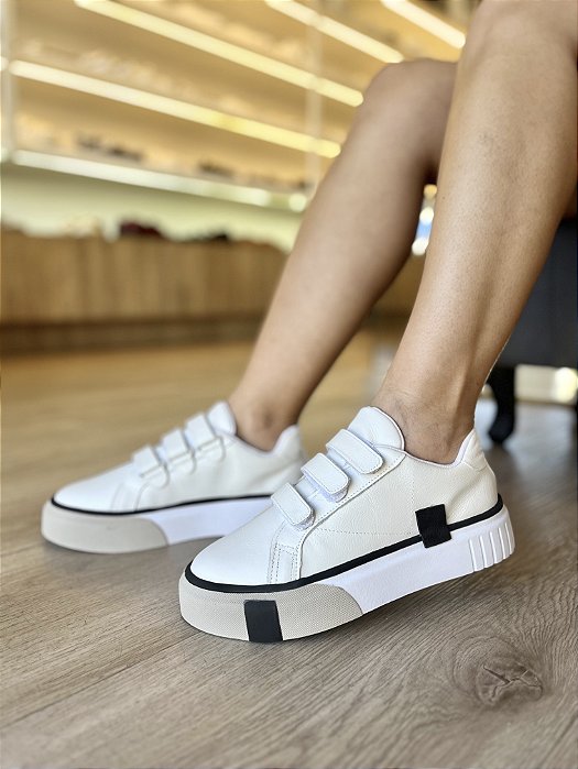 Tênis Couro Branco Com Detalhe Preto Isa