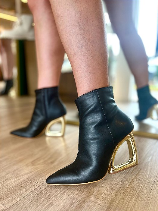 Bota Preta Salto Cromado Dourado Maira