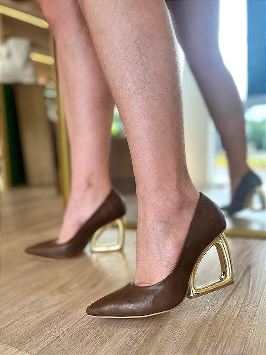 Scarpin Marrom Salto Cromado Dourado Angélica