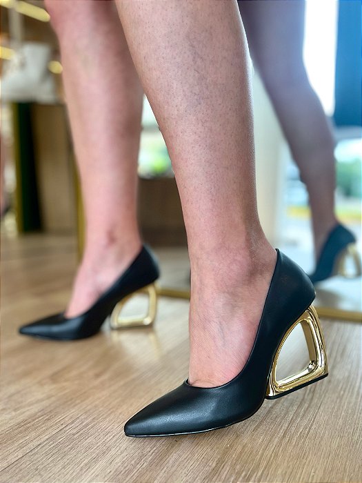 Scarpin Preto Salto Cromado Dourado Angélica