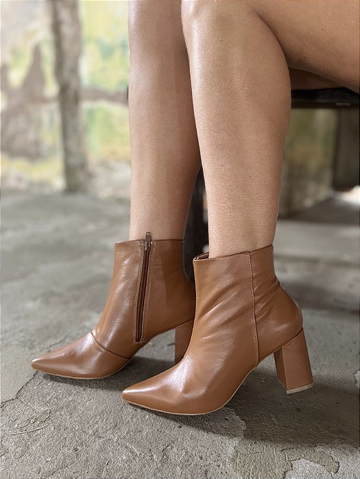 Bota Couro Bico Fino Caramelo Maria