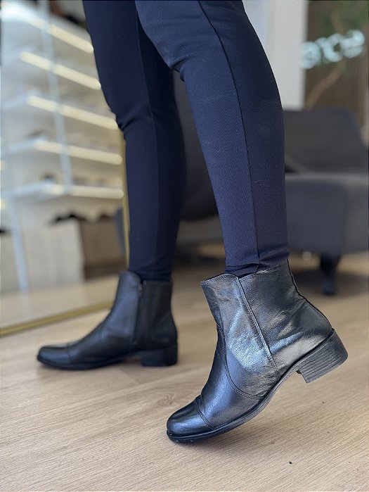 Bota Couro Preta Básica Beca