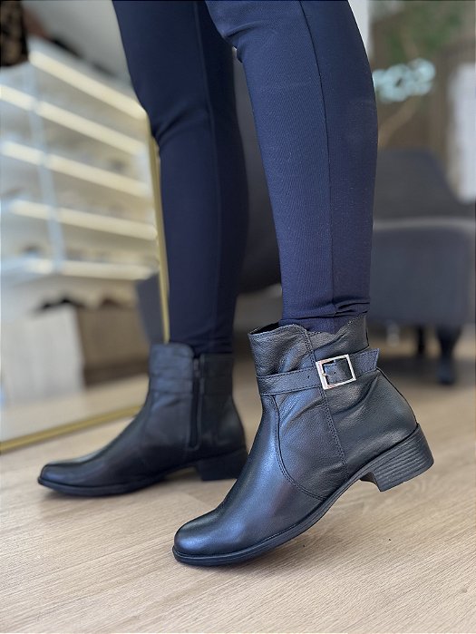 Bota Couro Preta Com Fivela Beca