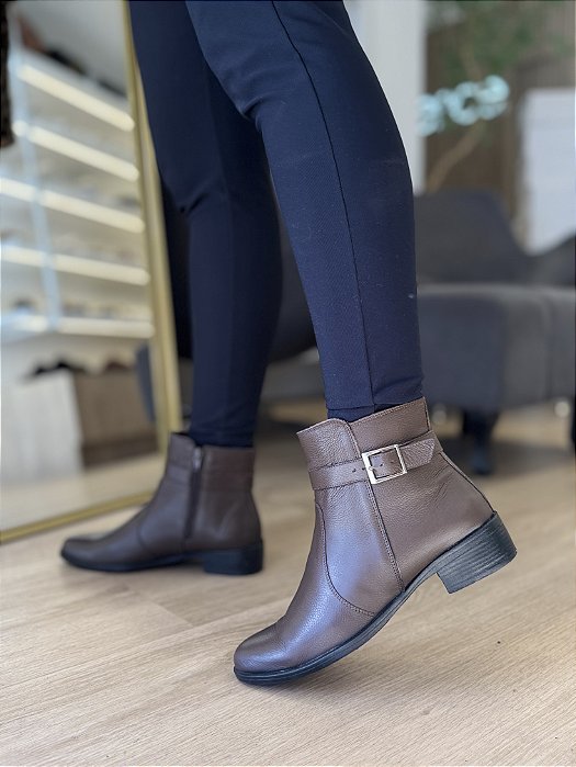 Bota Couro Marrom Com Fivela Beca