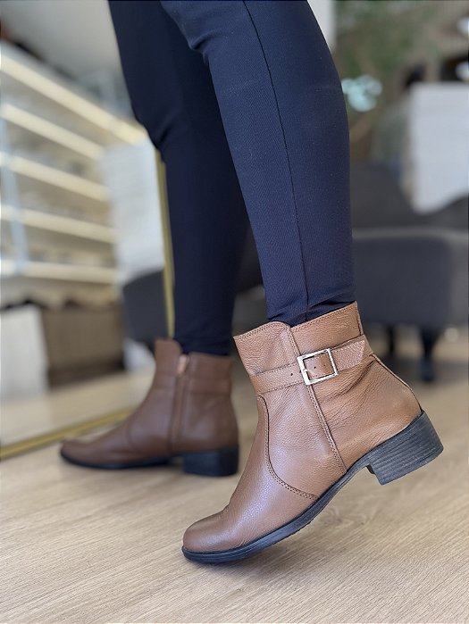 Bota Couro Caramelo Com Fivela Beca