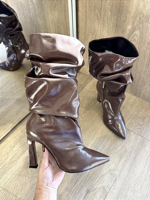 Bota Marrom Cano Slouch Salto Fino/Bloco Mia