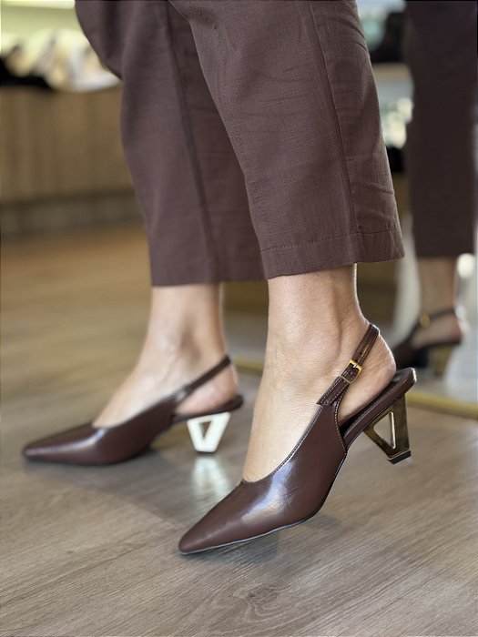 Scarpin Marrom Slingback Salto Cromado Dourado Kate