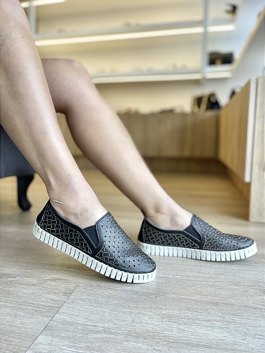 Tênis Slip Em Couro Preto Detalhe Vazado Elen