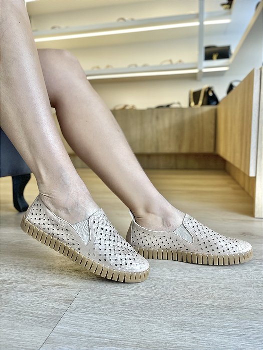 Tênis Slip Em Couro Bege Detalhe Vazado Elen