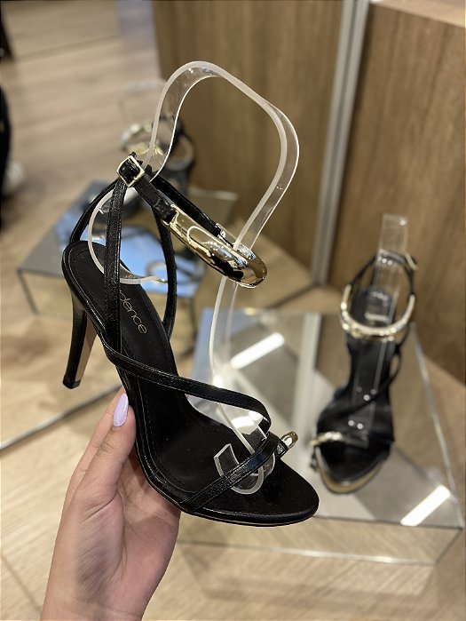 Sandália Preta Com Detalhe Dourado Zaya