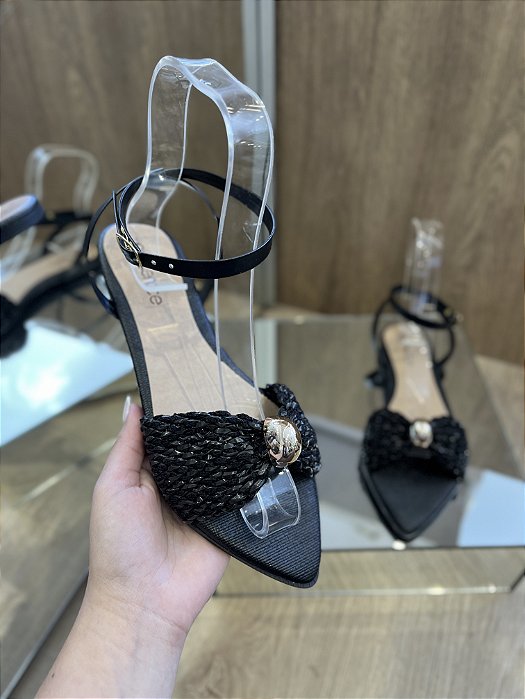 Rasteira Preta Com Detalhe Em Tira De Palha Dalila