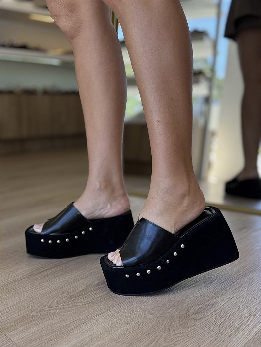 Tamanco Anabela Preto Com Aplicações Wanda