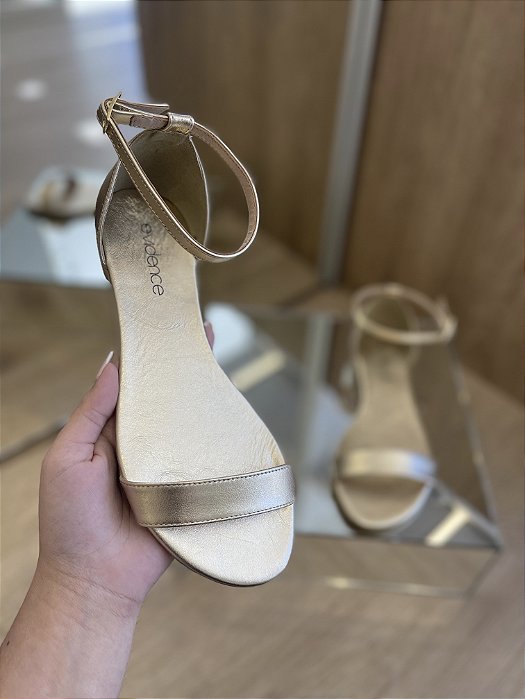 Sandália Rasteira Básica Em Couro Dourada Ramona