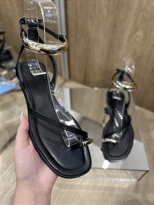 Rasteira Preta Com Detalhe Dourado Monica