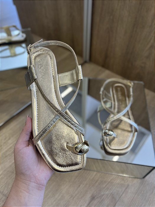 Sandália Rasteira Dourada Em Couro Com Aplicação Monique