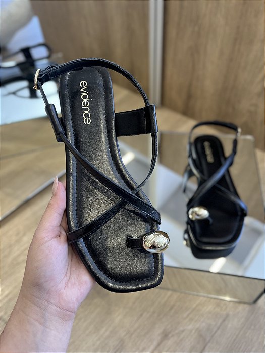 Sandália Rasteira Preta Em Couro Com Aplicação Monique