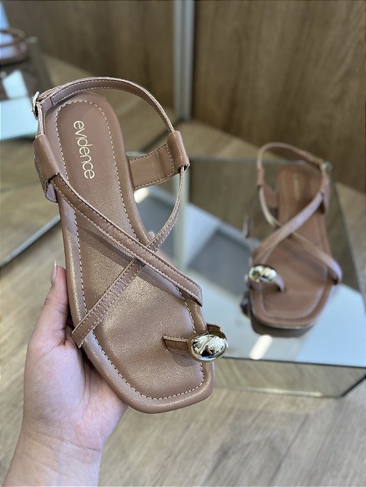 Sandália Rasteira Bege Em Couro Com Aplicação Monique