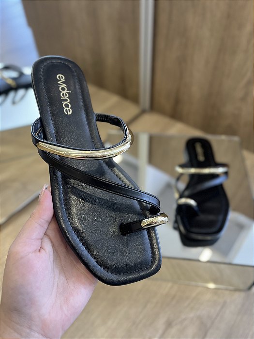 Rasteira Preta Tira Com Aplicação Dourada Karoline