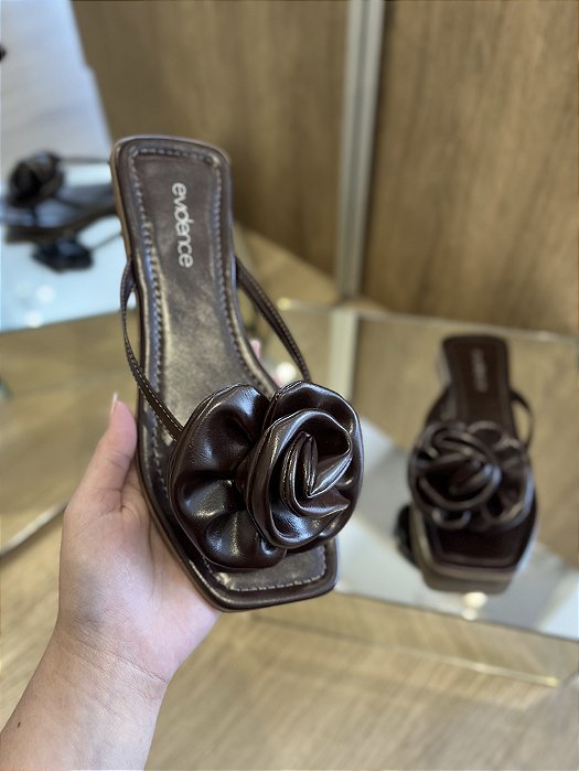 Flat Marrom Detalhe de Flor Clara
