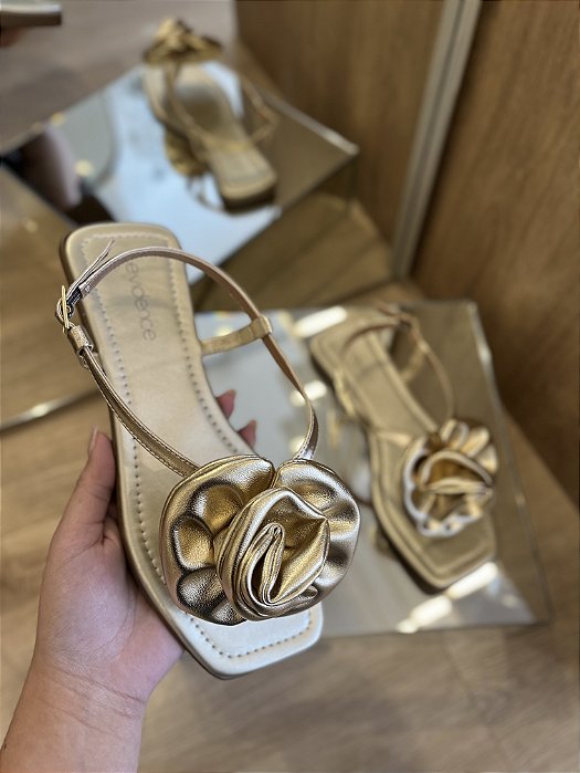 Sandália Rasteira Dourada Detalhe De Flor Clara