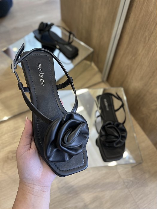 Sandália Rasteira Preta Detalhe De Flor Clara