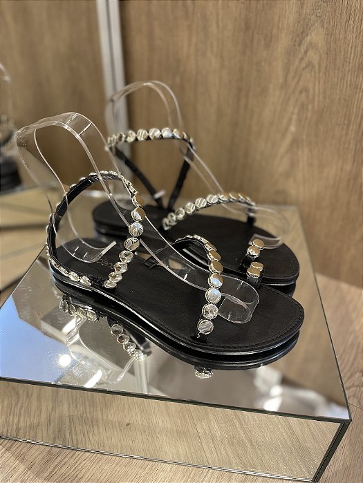 Sandália Rasteira Preta Com Detalhes Dourados Elis