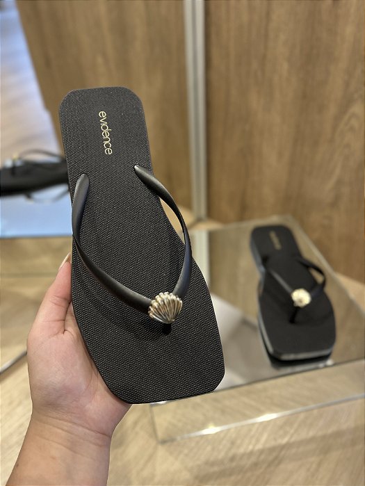 Chinelo Preto Detalhe Concha Dourado Evidence